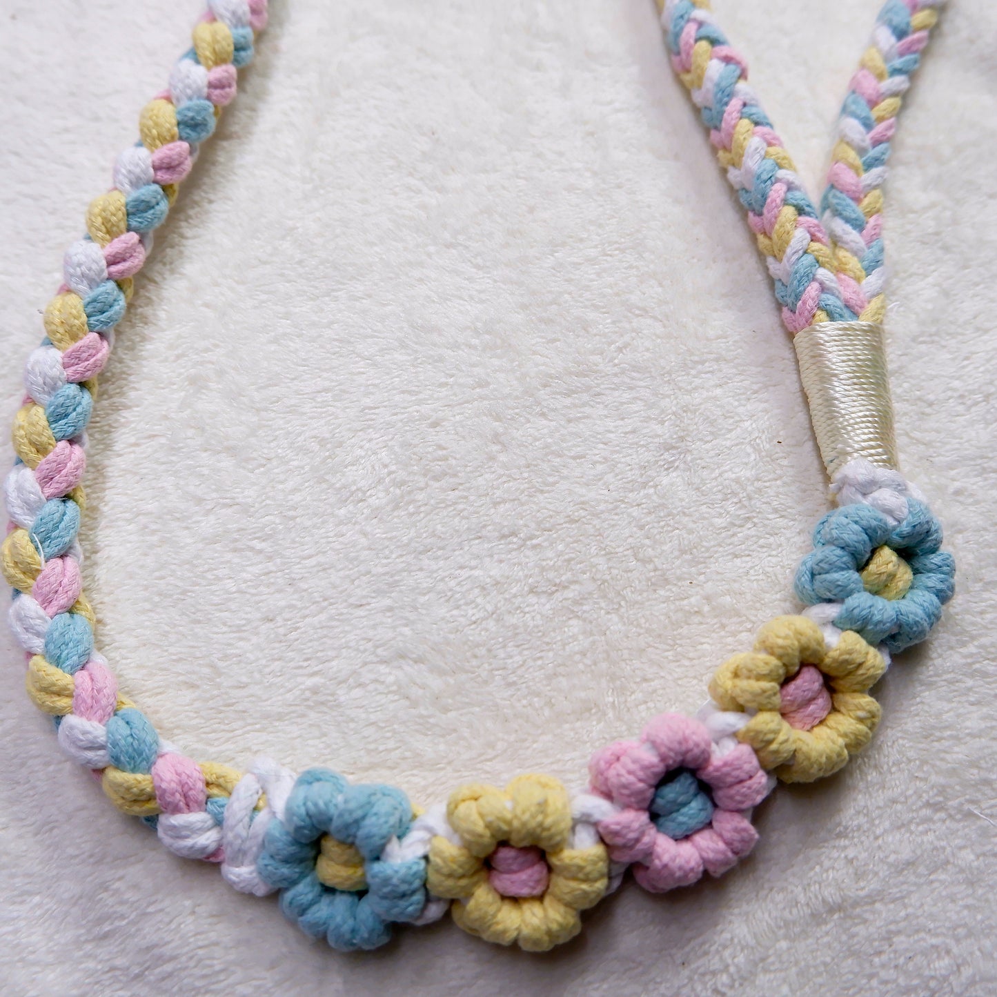 The handmade blue yellow dog rope leash, detail of the five flowers
