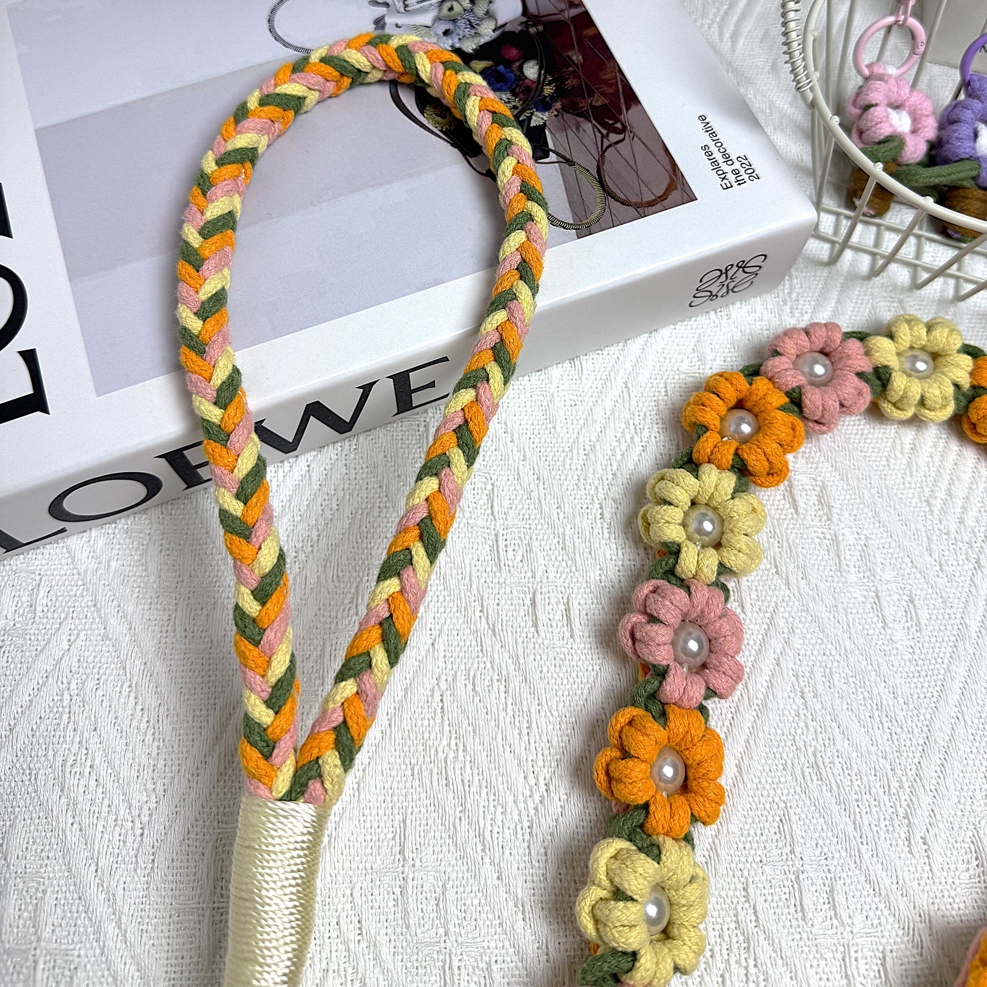 Soft and comfortable handle section in yellow, orange and pink, adding a vibrant touch to your dog walks.