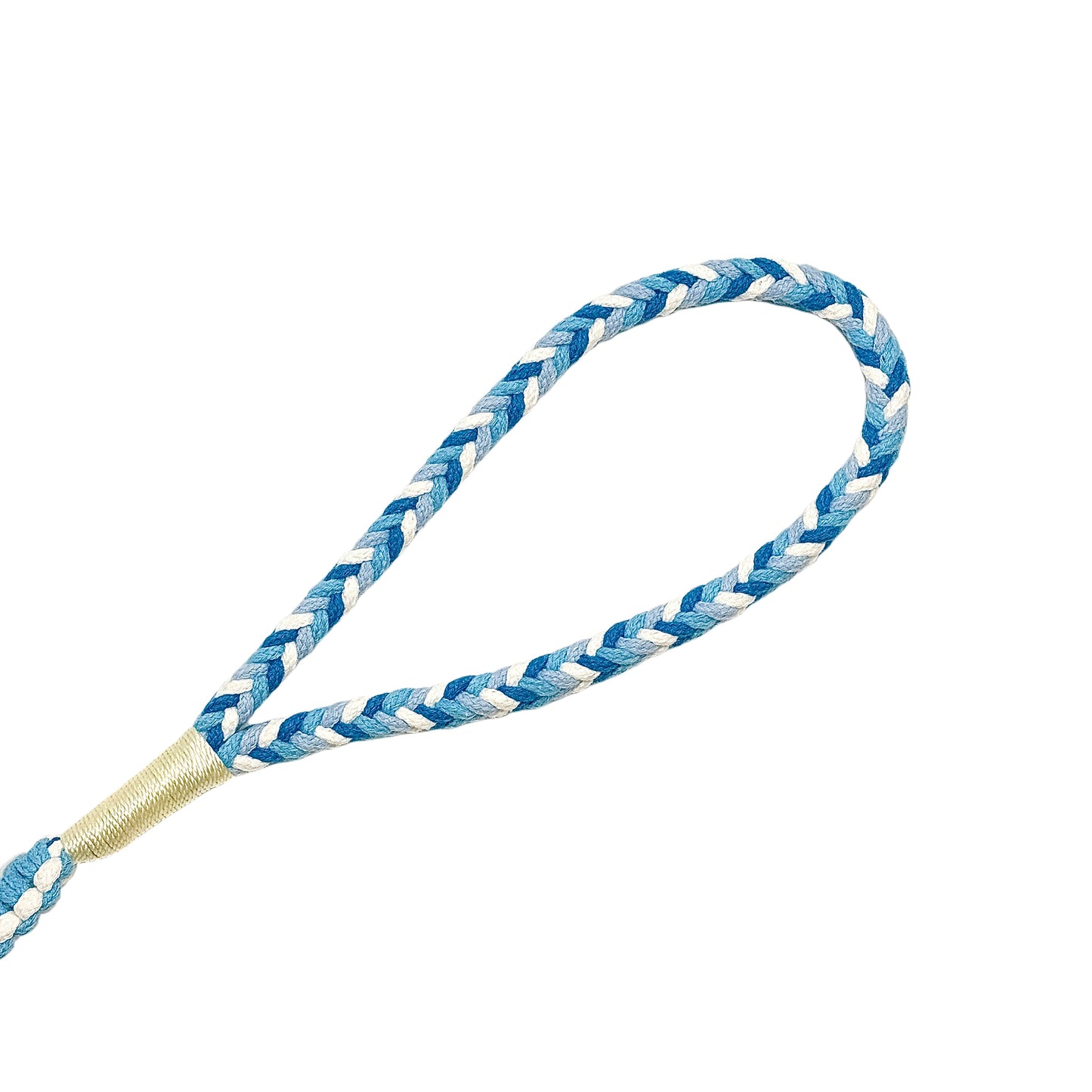 Soft and comfortable handle section in blue and gray, adding a fresh touch to your dog walks.