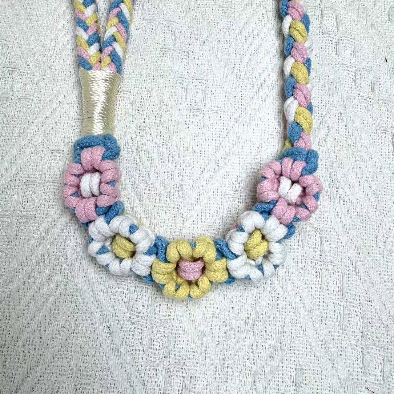 The handmade blue pink dog rope leash, detail of the five flowers.